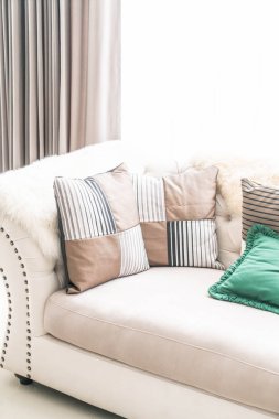 Kanepe üzerinde güzel yastık