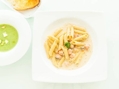 Penne carbonara makarna somon ile