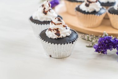 krem şanti ile çikolatalı kek