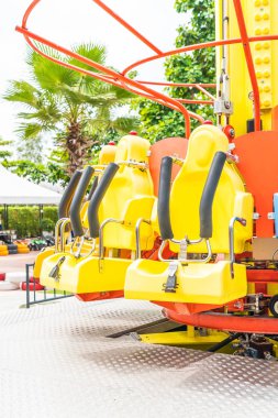 Renkli lunapark treni koltuk eğlence parkı 