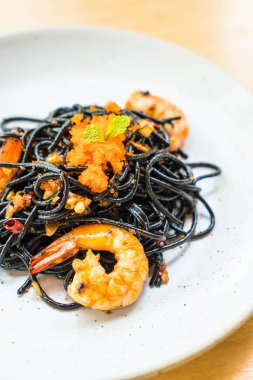 siyah spagetti karides