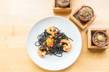 siyah spagetti karides