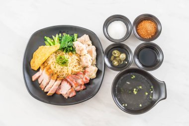 Yumurta noodle kırmızı kızarmış domuz, gevrek domuz eti, köfte ve çorba ile 