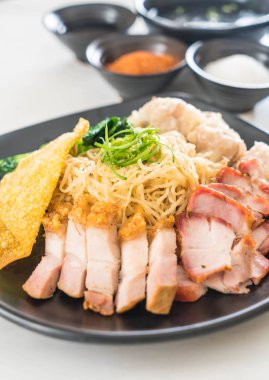 Yumurta noodle kırmızı kızarmış domuz, gevrek domuz eti, köfte ve çorba ile 