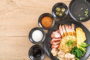 Yumurta noodle kırmızı kızarmış domuz, gevrek domuz eti, köfte ve çorba ile 