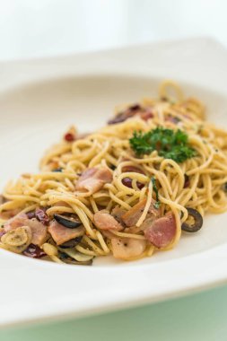 pastırma ve sarımsak ile tavada kızartılmış spagetti 
