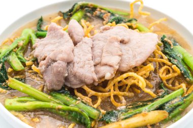 Çin brokoli ve domuz eti gevrek yumurta noodles