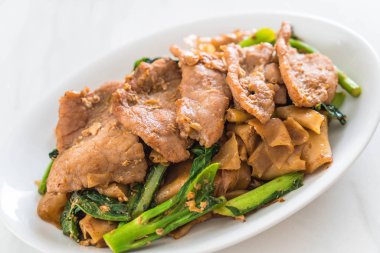 soya sosu ve domuz kızarmış noodle 