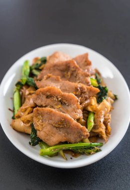 soya sosu ve domuz kızarmış noodle 