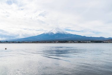 Japonya 'daki Kawaguchiko Gölü' nde Fuji Dağı..