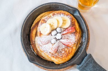 taze çilek yaban mersini ve muz ile gözleme 