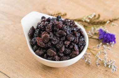 kabın içinde siyah kuru üzüm