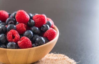 taze yaban mersini ve rasberry 