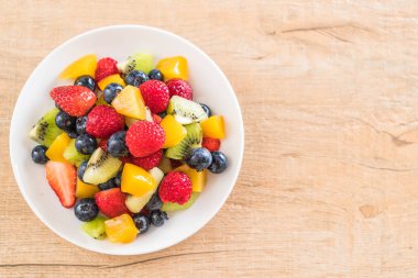 karışık taze meyve (çilek, ahududu, yaban mersini, kivi, mang