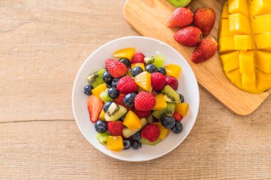 karışık taze meyve (çilek, ahududu, yaban mersini, kivi, mang
