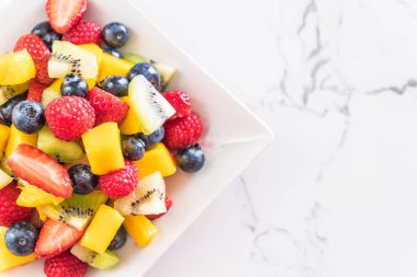 karışık taze meyve (çilek, ahududu, yaban mersini, kivi, mang