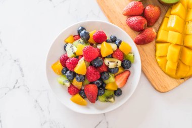 karışık taze meyve (çilek, ahududu, yaban mersini, kivi, mang