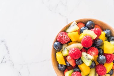 karışık taze meyve (çilek, ahududu, yaban mersini, kivi, mang