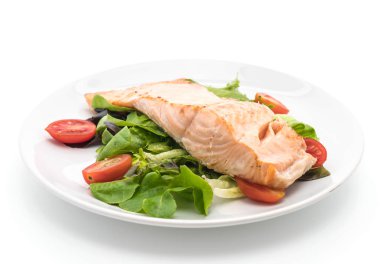 beyaz üzerine Somon ızgara biftek