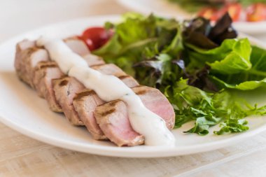 Tuna biftek salatası ile