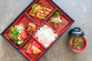 Teriyaki tavuk bento koymak