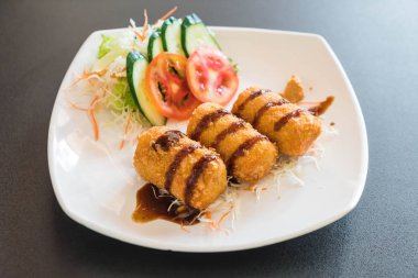 Kızarmış patates Tonkatsu sos ile