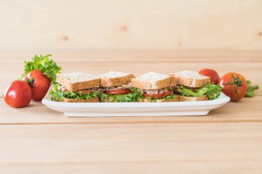 ton balıklı sandviç plaka üzerinde