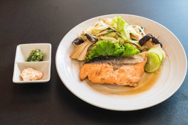 sebze ile kızarmış som balığı biftek