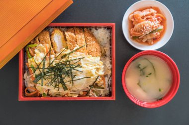 Kızarmış pirzola domuz (katsudon)  