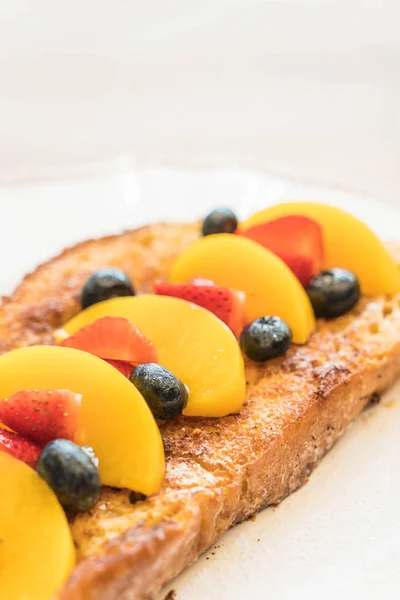 French toast with peach, strawberry and blueberries — Stock Photo, Image