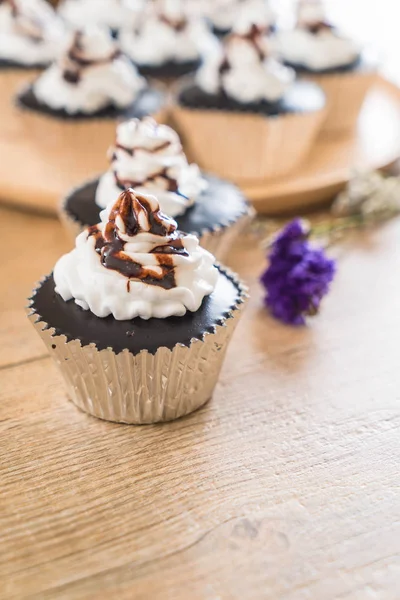 Pastel de taza de chocolate con crema batida — Foto de Stock