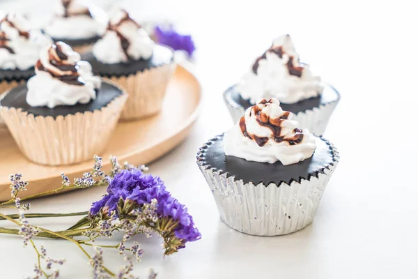 Bolo copo de chocolate com chantilly — Fotografia de Stock