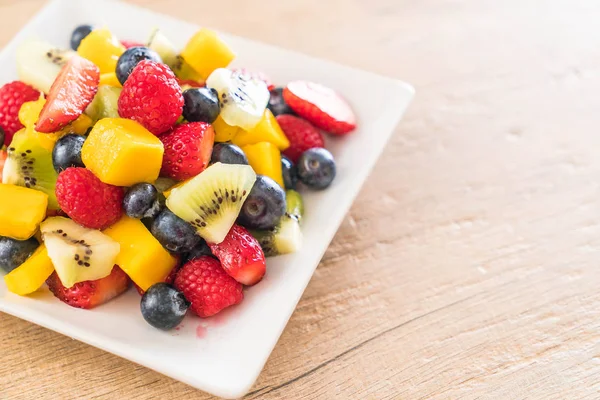 Blandad färsk frukt (jordgubbar, hallon, blåbär, kiwi, mang — Stockfoto