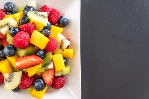 karışık taze meyve (çilek, ahududu, yaban mersini, kivi, mang