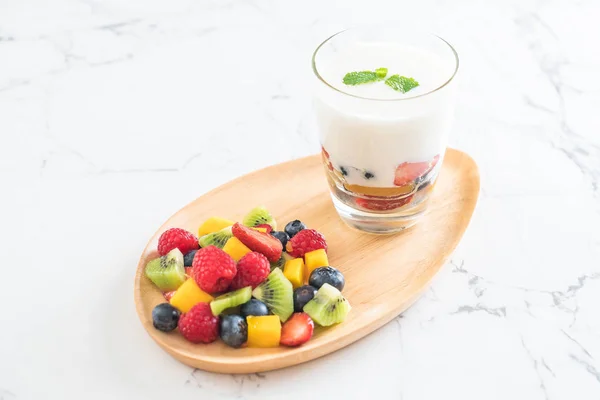 Iogurte com frutas mistas (morango, mirtilos, framboesa, kiw — Fotografia de Stock