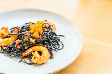 siyah spagetti karides