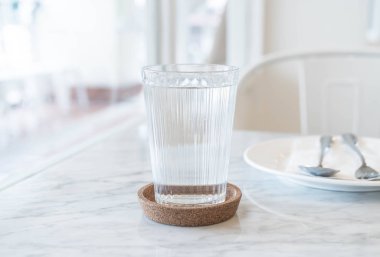 bardak su yemek masada