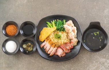 Yumurta noodle kırmızı kızarmış domuz, gevrek domuz eti, köfte ve çorba ile 