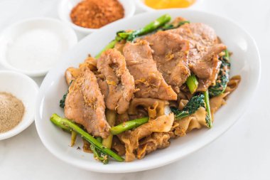 soya sosu ve domuz kızarmış noodle 