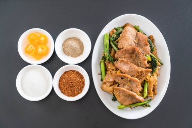 soya sosu ve domuz kızarmış noodle 