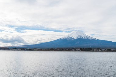 Japonya 'daki Kawaguchiko Gölü' nde Fuji Dağı..