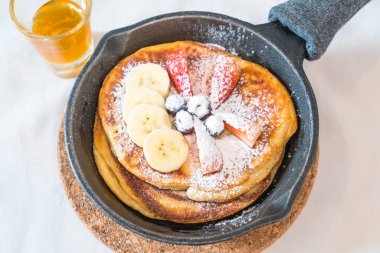 taze çilek yaban mersini ve muz ile gözleme 