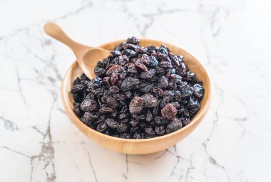 kabın içinde siyah kuru üzüm