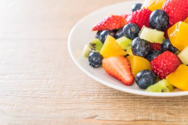 karışık taze meyve (çilek, ahududu, yaban mersini, kivi, mang