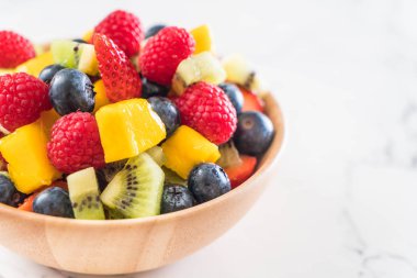 karışık taze meyve (çilek, ahududu, yaban mersini, kivi, mang