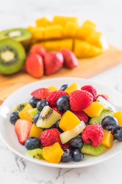 karışık taze meyve (çilek, ahududu, yaban mersini, kivi, mang
