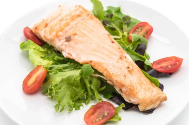 beyaz üzerine Somon ızgara biftek