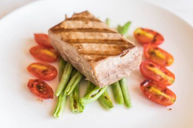 Tuna biftek salatası ile