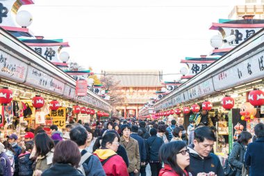 Toyko, Japonya - 28 Kasım 2016: turist yürümek Nakamise Dori se üzerinde