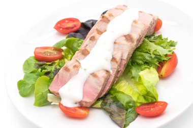 Tuna biftek salatası ile